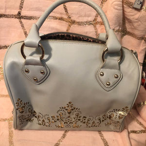 CHARMING CHARLIE WHITE AND GOLD PURSE